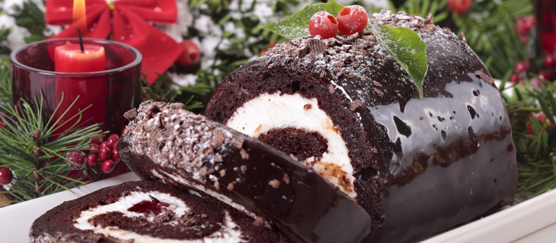 traditional-christmas-cake-with-decorations (1)